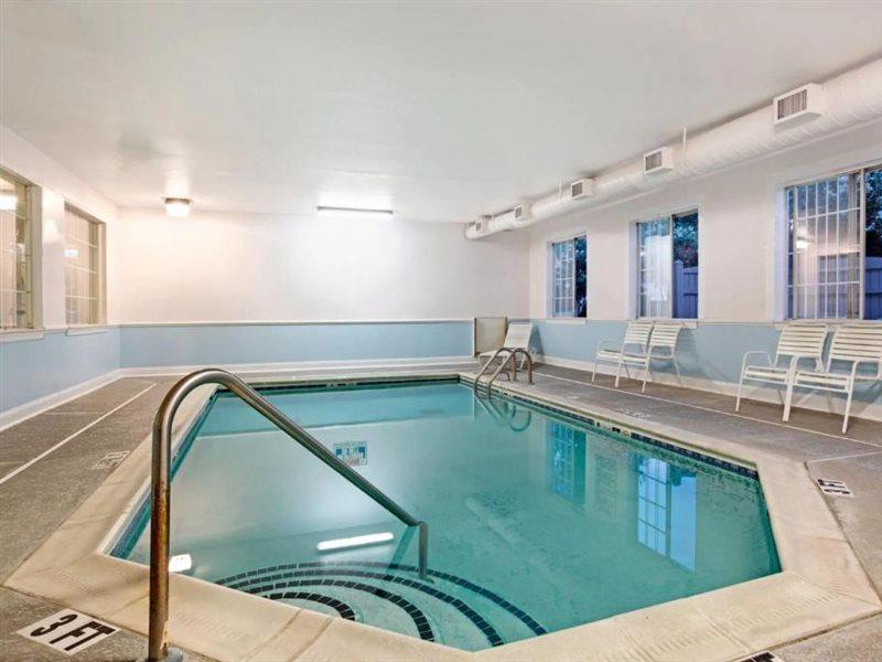 Hotel Super 8 By Wyndham Salisbury Extérieur photo