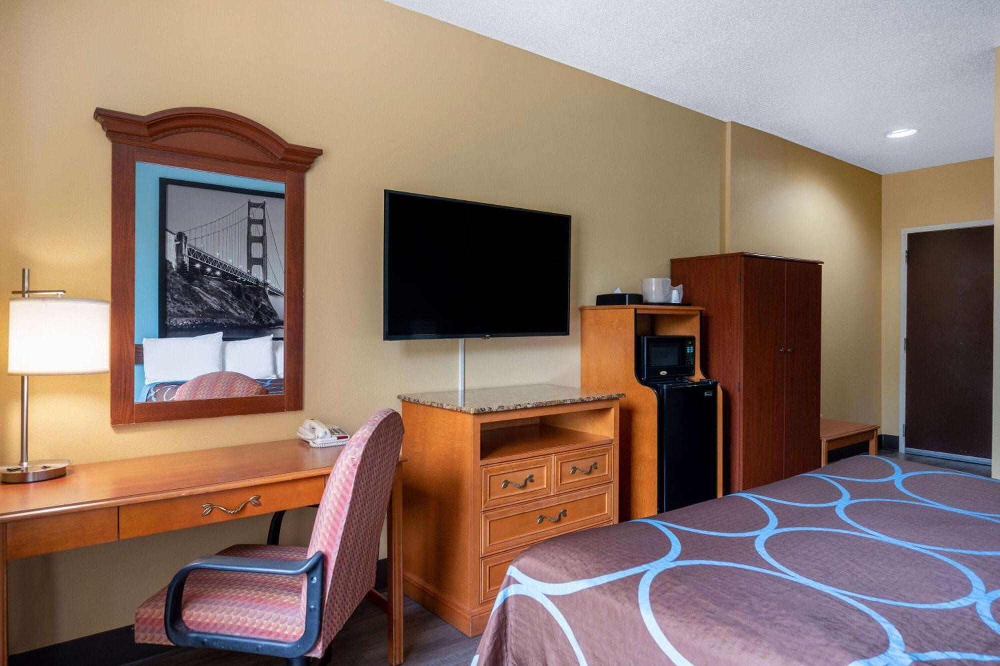 Hotel Super 8 By Wyndham Salisbury Extérieur photo
