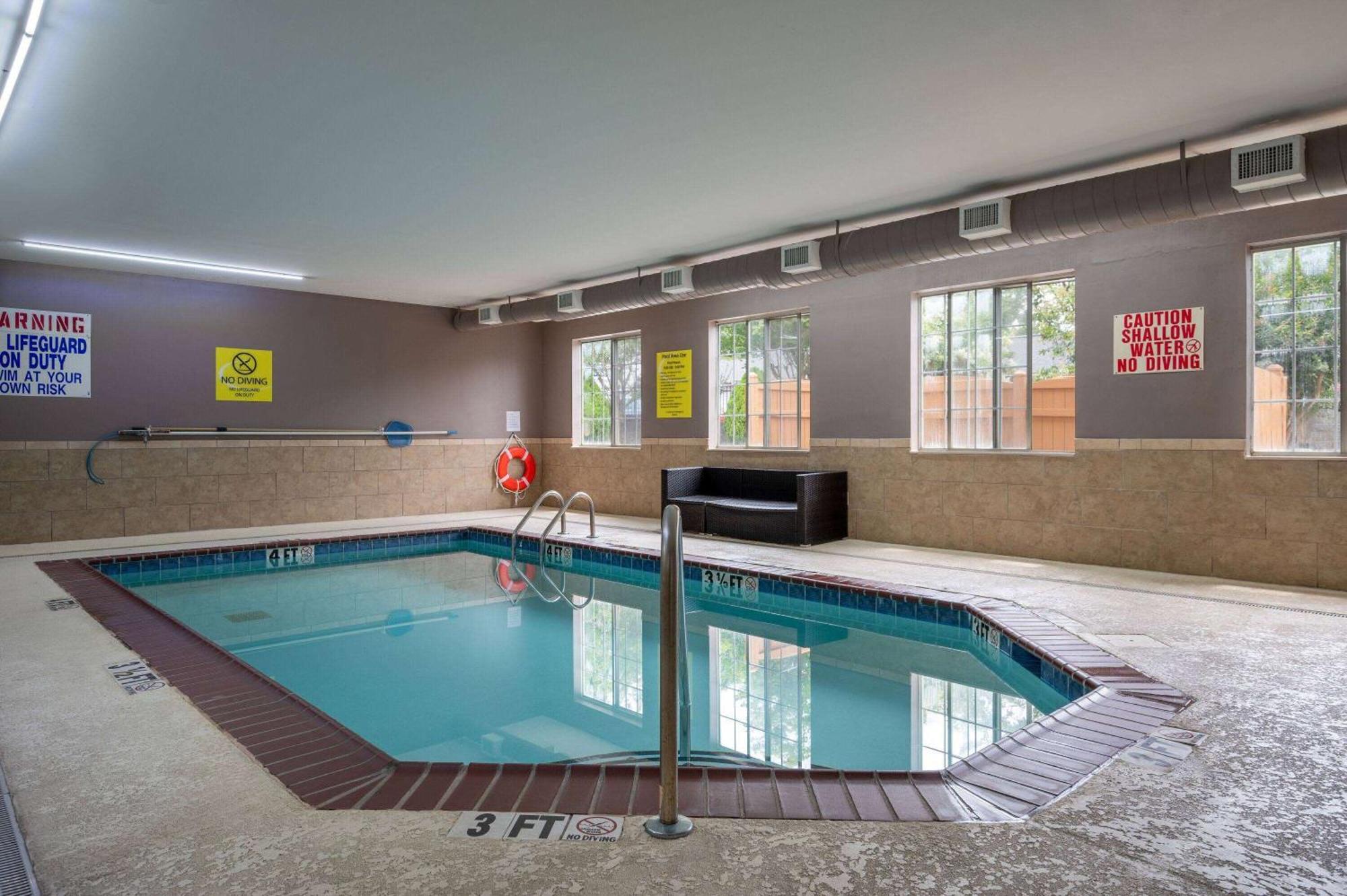 Hotel Super 8 By Wyndham Salisbury Extérieur photo