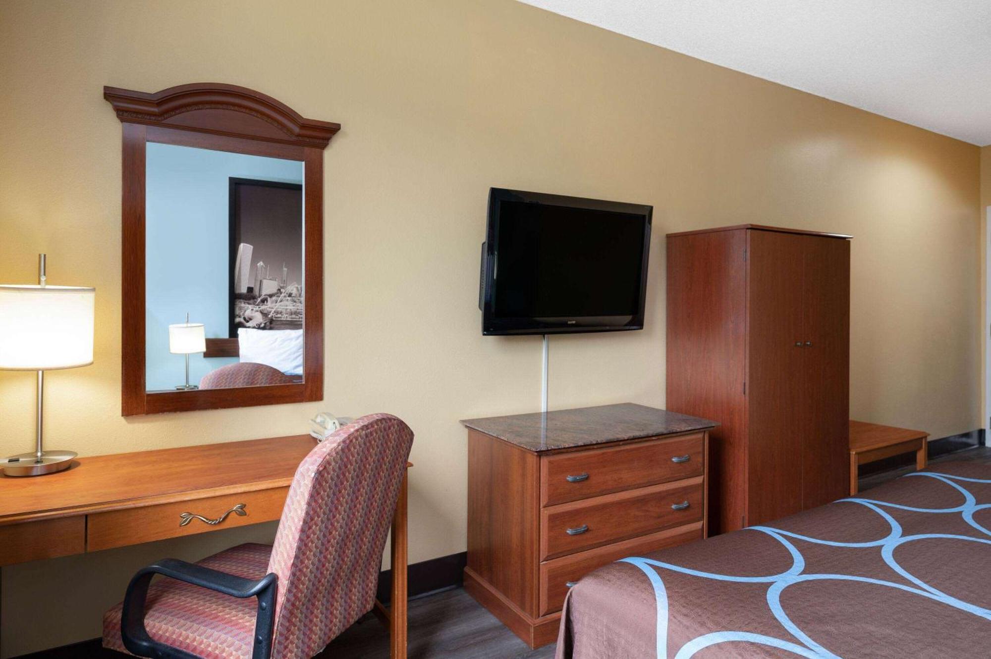 Hotel Super 8 By Wyndham Salisbury Extérieur photo