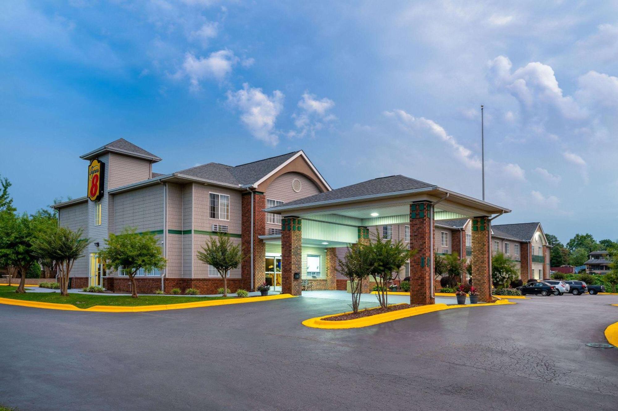 Hotel Super 8 By Wyndham Salisbury Extérieur photo